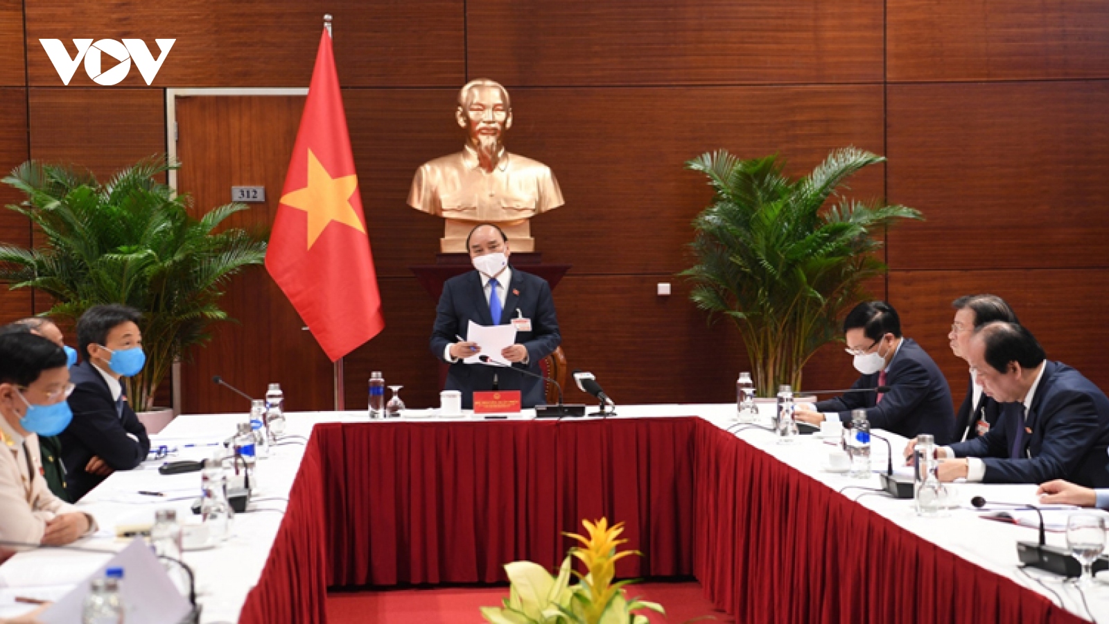 PM Phuc convenes urgent meeting on COVID-19